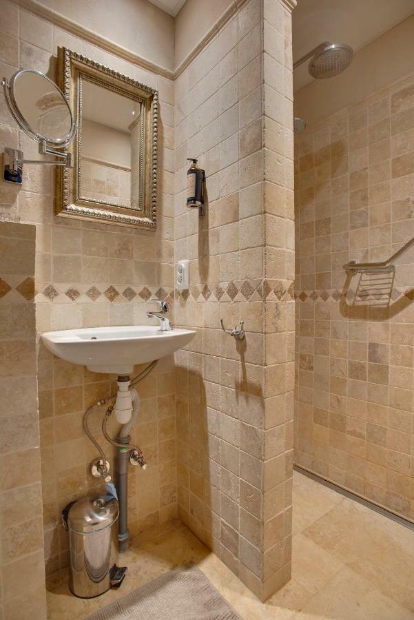 マルセイヤン Rue Galilee Bed & Breakfast エクステリア 写真